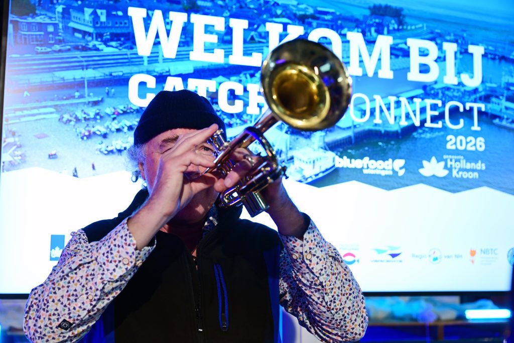 Man speelt traditionele tromtpetmuziek