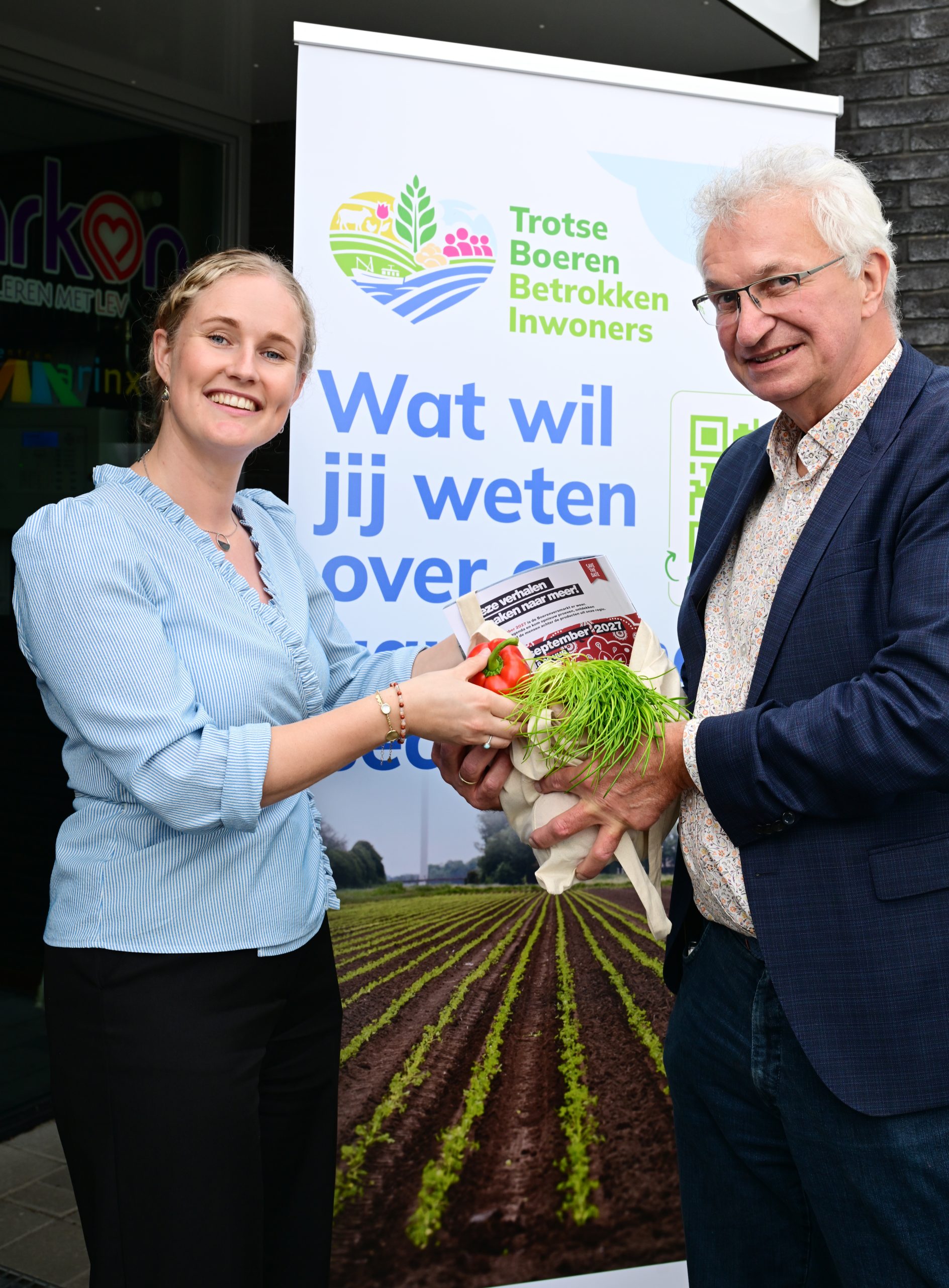 Martin Scholten ontvangt verspakket tas inhoud van Astrid Zwaag