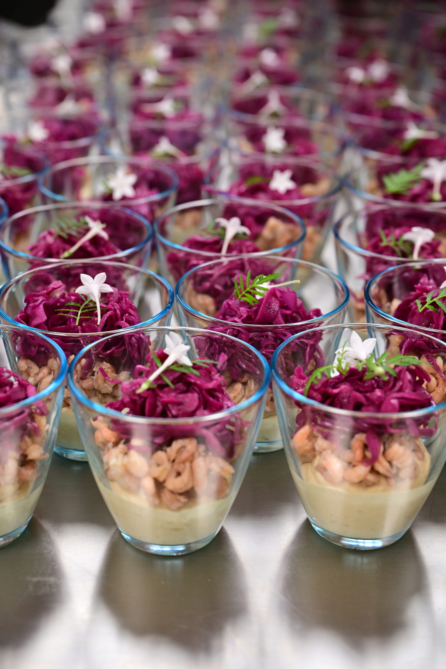 Opgemaakte garnalencocktails met bloemen en cressen