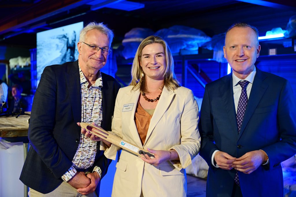 Roald Lapperre (rechts), secretaris-generaal van het ministerie van LVVN, overhandigde namens Martin Scholten (links) de boetnaald aan Emma Wakker, wethouder van Urk (midden).
