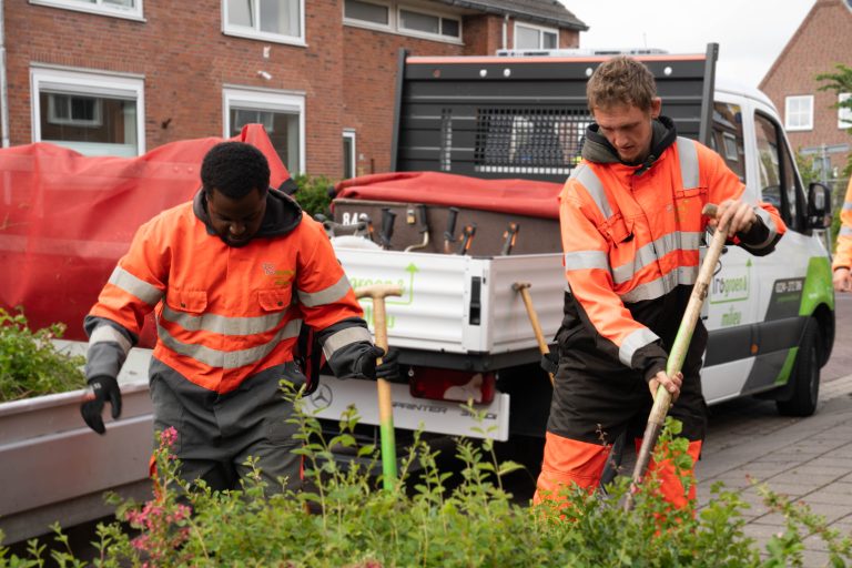 2 mannen van Progroen werken aan een plantsoen