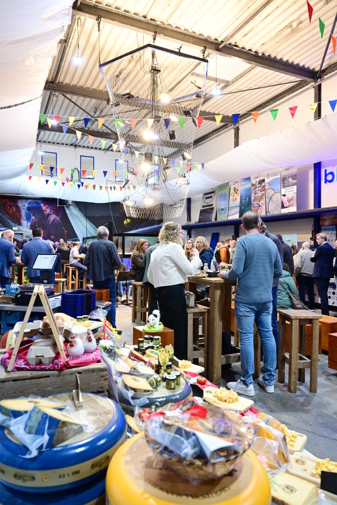 Producten uitgestal op tafel met mensen etend op de achtergond