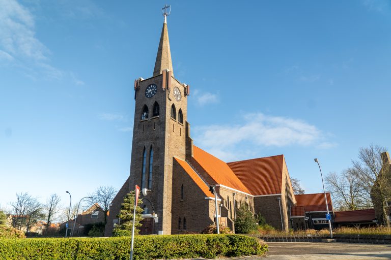 Sint-Jan de Evangelistkerk in Breezand tijdens een mooie zonnige dag