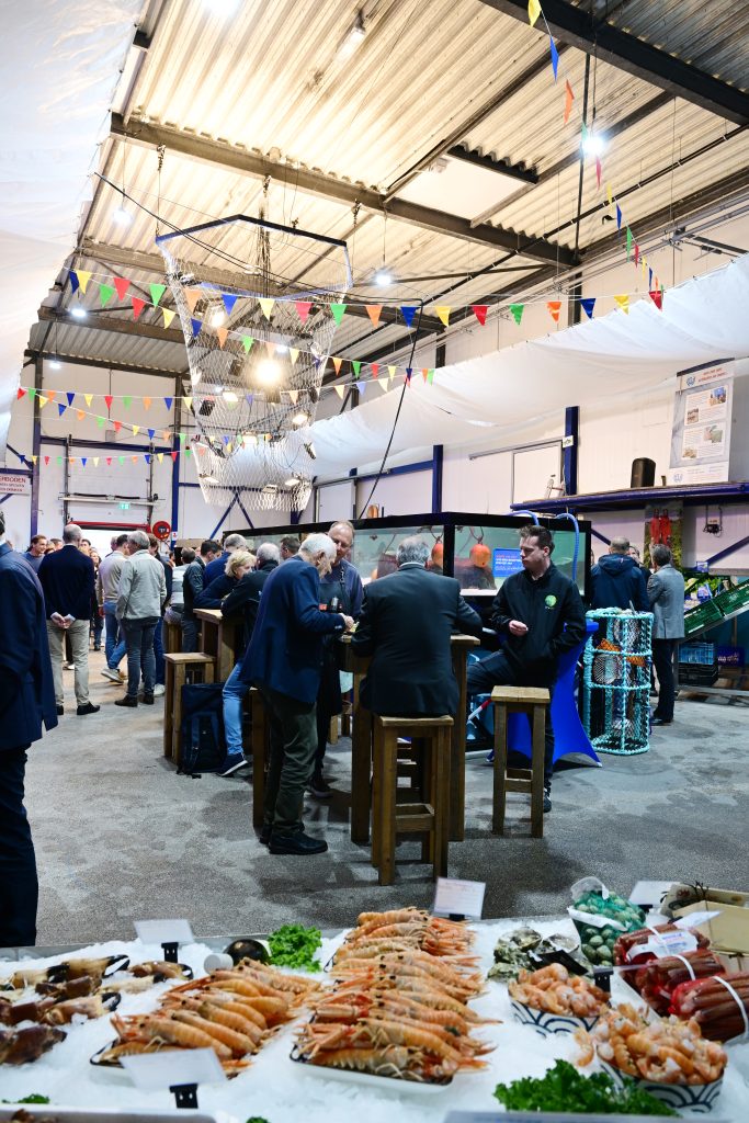 Visproducten uitgestald op een tafel