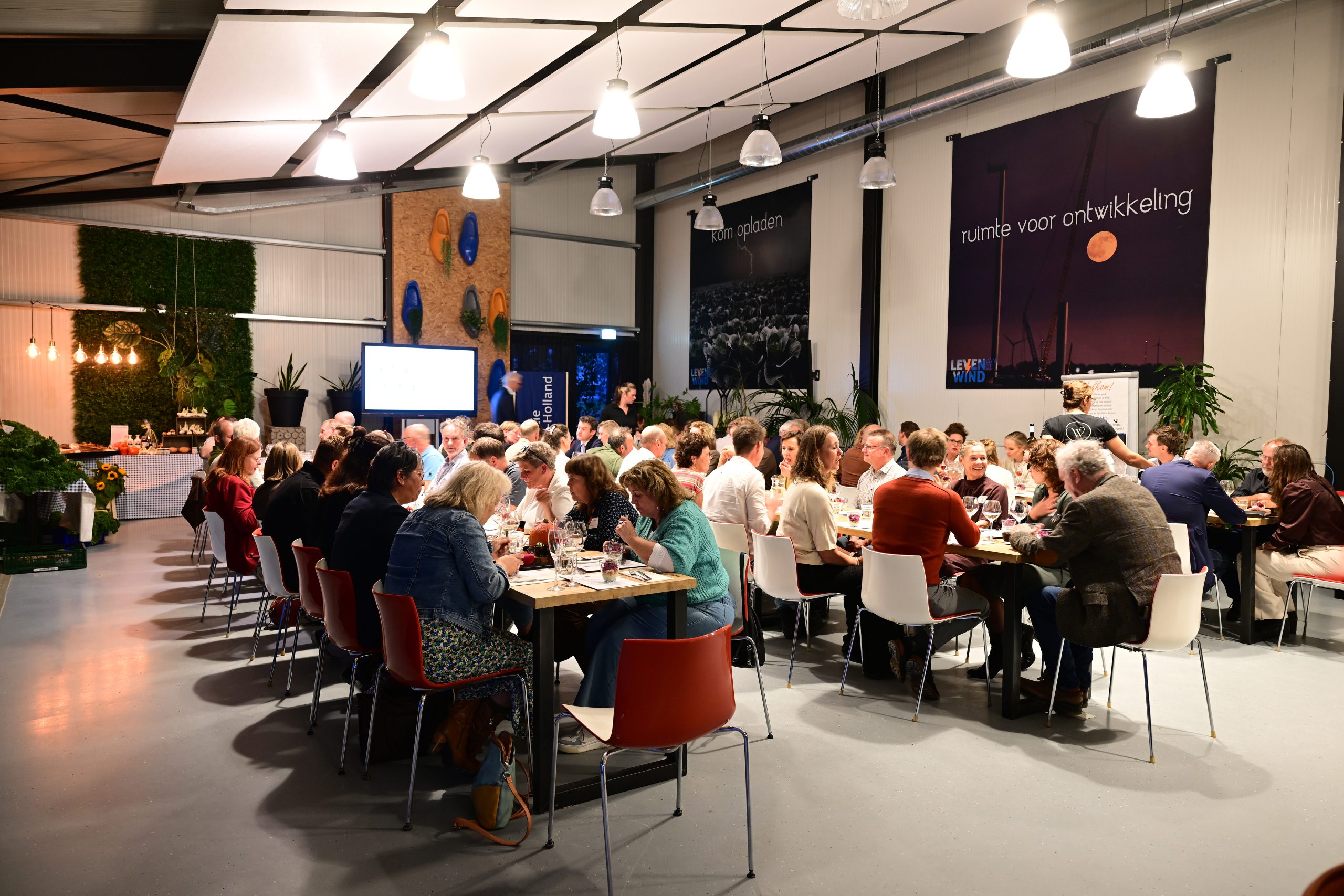 Volle zaal met mensen aan tafels - Streekdiner 2026