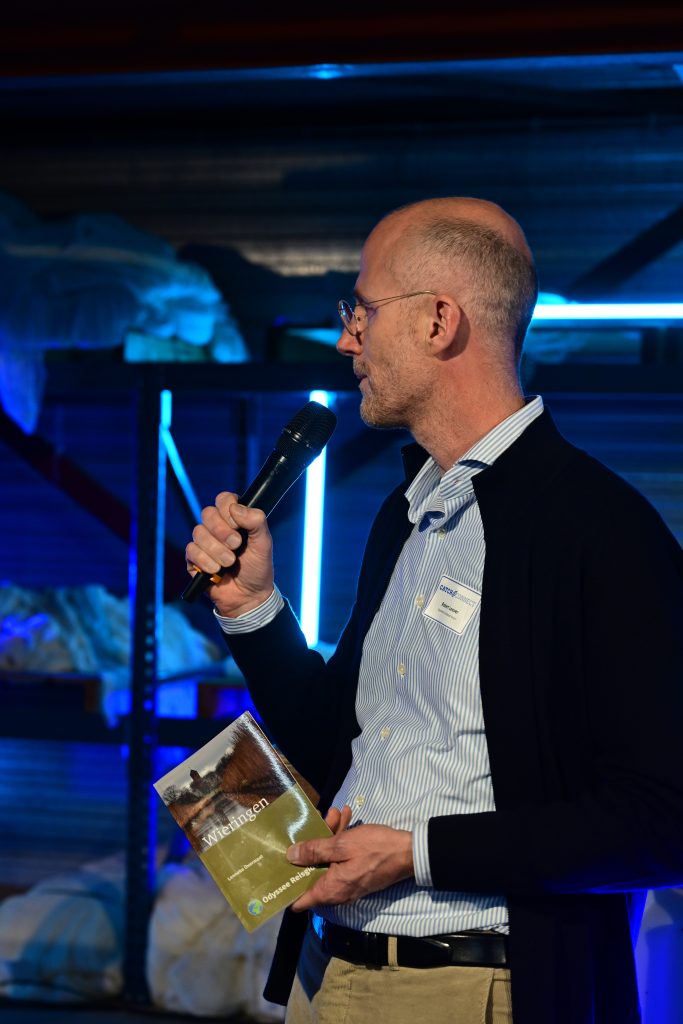 Wethouder Robert Leever met het gidsje die een presentatie geeft